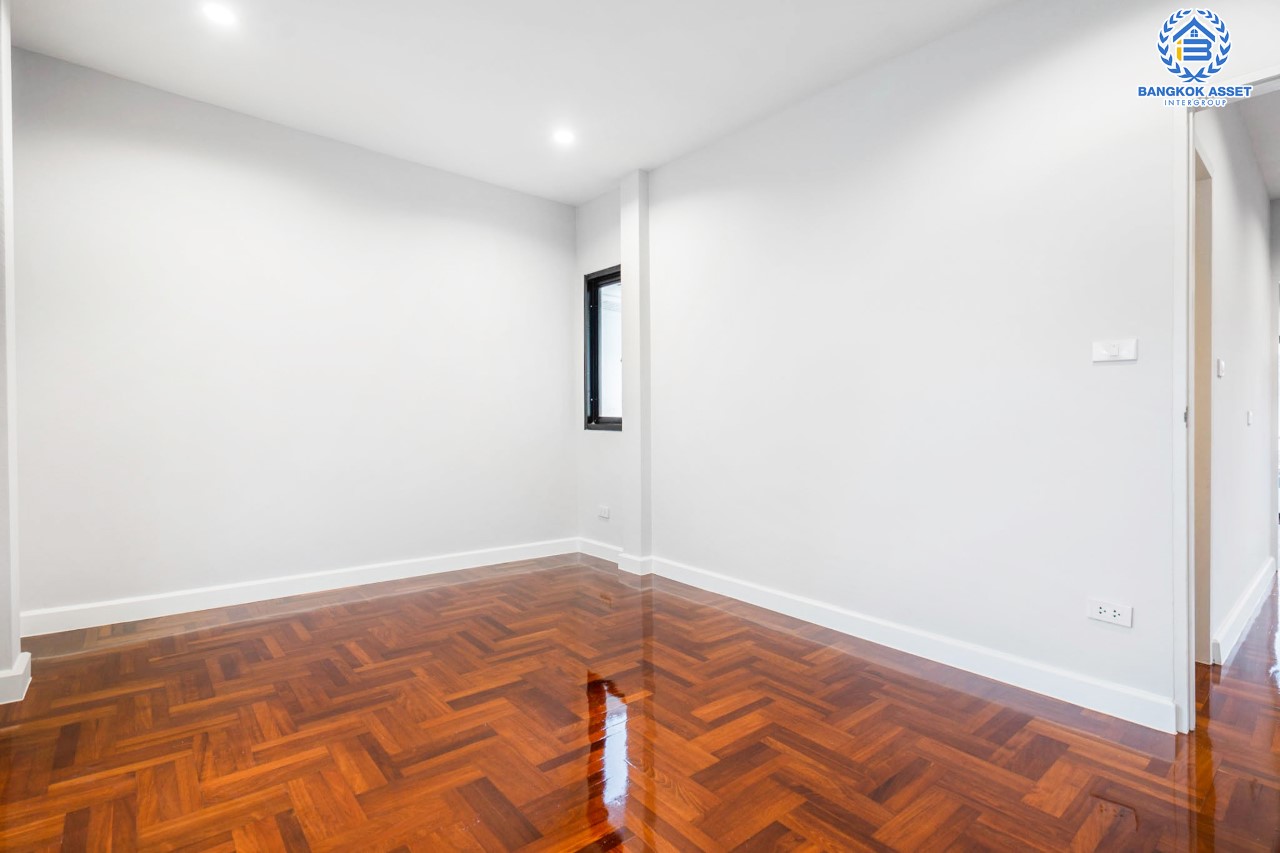 บ้านมือสองตกแต่งใหม่ ม.ศุภาลัย ออร์คิดปาร์ค2 ปิ่นเกล้า-ใกล้ถ.กาญจนาภิเษก หลังมุม ดีไซน์หรูหรา เนื้อที่ 58.9 ตร.ว. ฟังก์ชัน 3 ห้องนอน 4 ห้องน้ำ 1 ห้องแม่บ้าน จอดรถได้ 2 คัน บนทำเลเดินทางสะดวก เชื่อมต่อหลายเส้นทาง และเดอะมอลล์บางแค ทางด่วน "กาญจนาภิเษก" และรถไฟฟ้า "สถานีภาษีเจริญ"